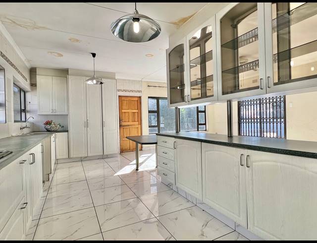 6 BEDROOM FREESTANDING SOLD IN BASSONIA